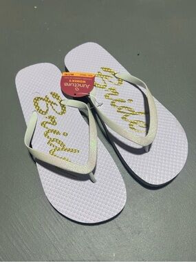 (NEW) Bride Flip Flop Sandals (Women’s Size Medium) (Women’s Size 7 / 8)